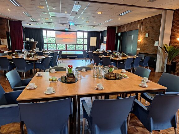 Vergaderzaal zaal vergaderen bijeenkomst cursus gezellige ruimte