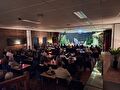 Toneel podium grote groepen zaal optreden band publiek