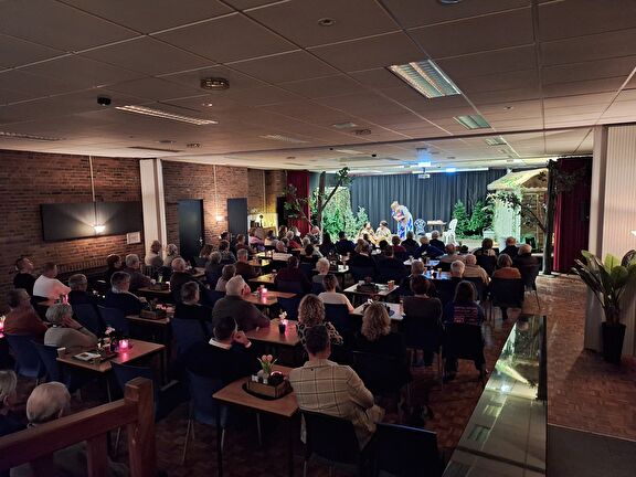 Toneel podium grote groepen zaal optreden band publiek