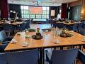 Vergaderzaal met beamer, geluid zaal cursus bijeenkomst lunch koffie/thee cupcakes met logo