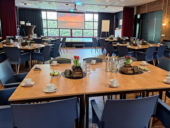 Vergaderzaal met beamer, geluid zaal cursus bijeenkomst lunch koffie/thee cupcakes met logo
